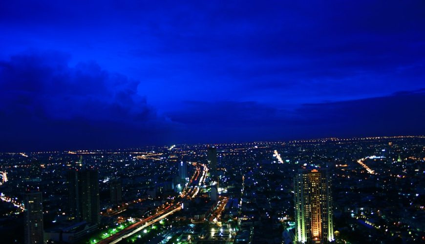 دليل السفر الشامل إلى تايلاند: وجهتك المثالية بين المدن النابضة والجزر الساحرة